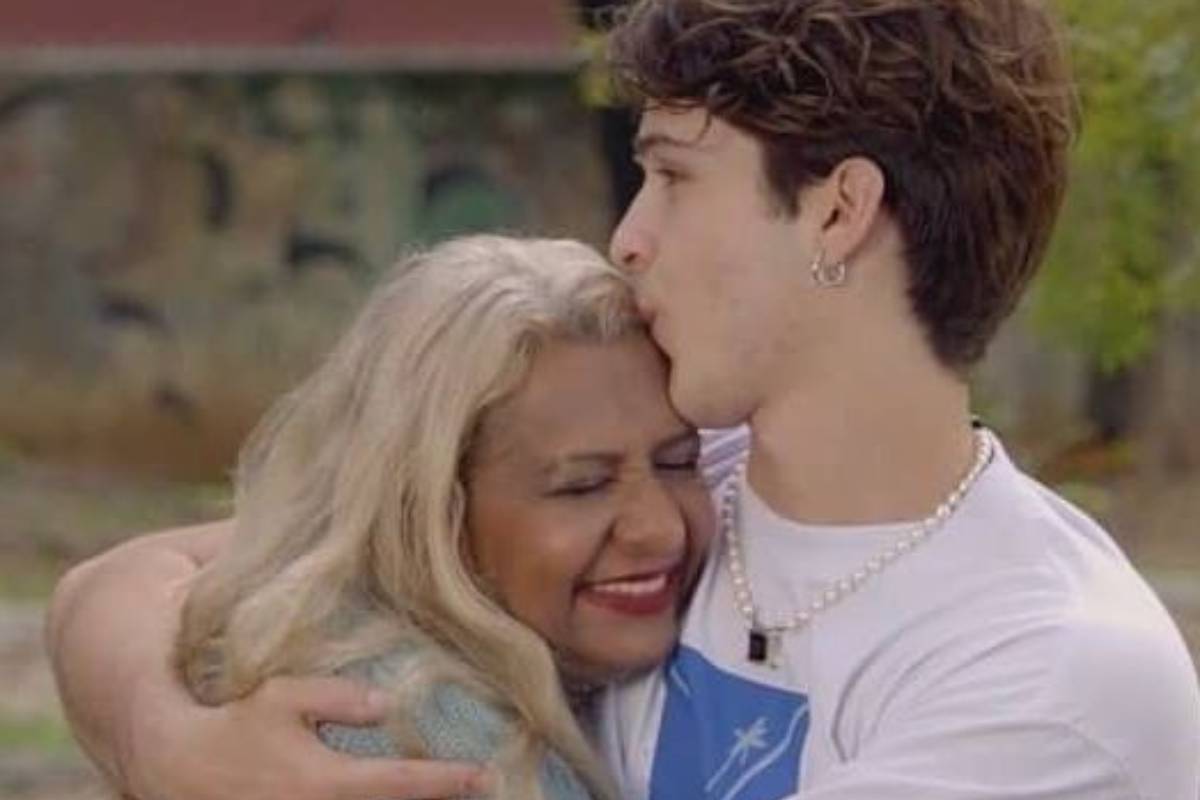 joão guilherme ávilla beijando a avó materna no te devo essa brasil