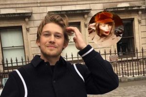 Joe Alwyn sentado