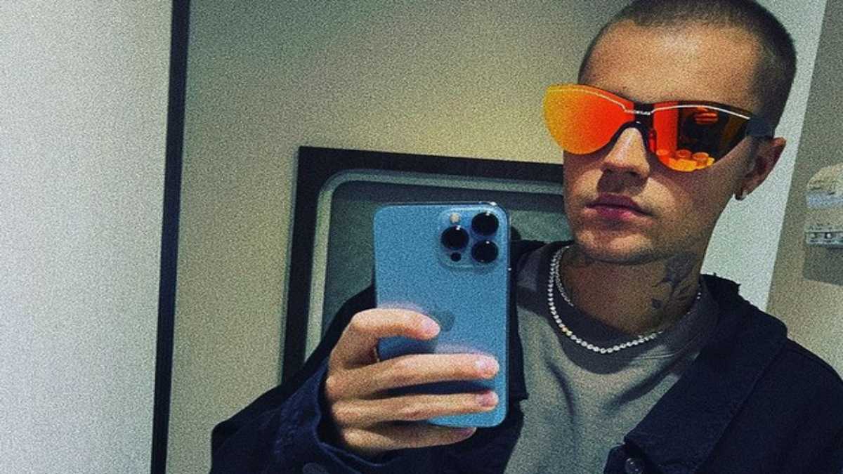 Justin Bieber faz selfie de óculos laranja