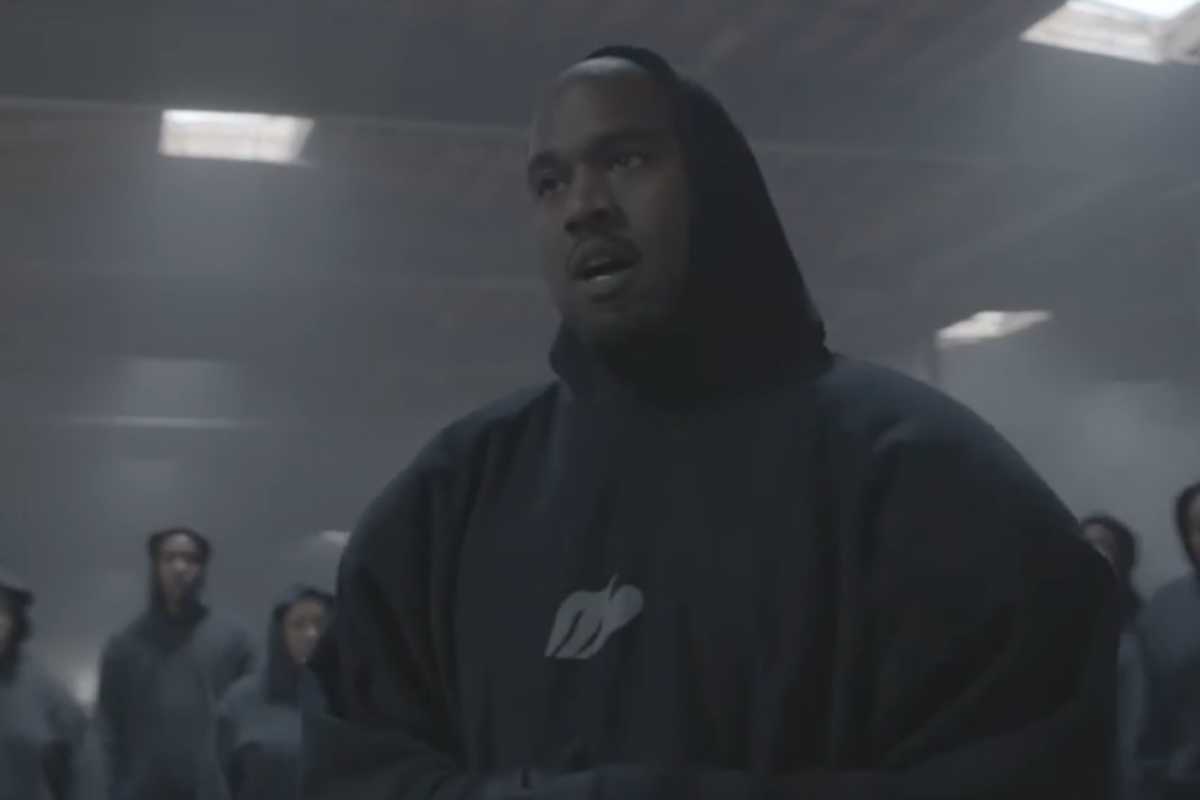 Kanye West todo de preto em seu culto religioso