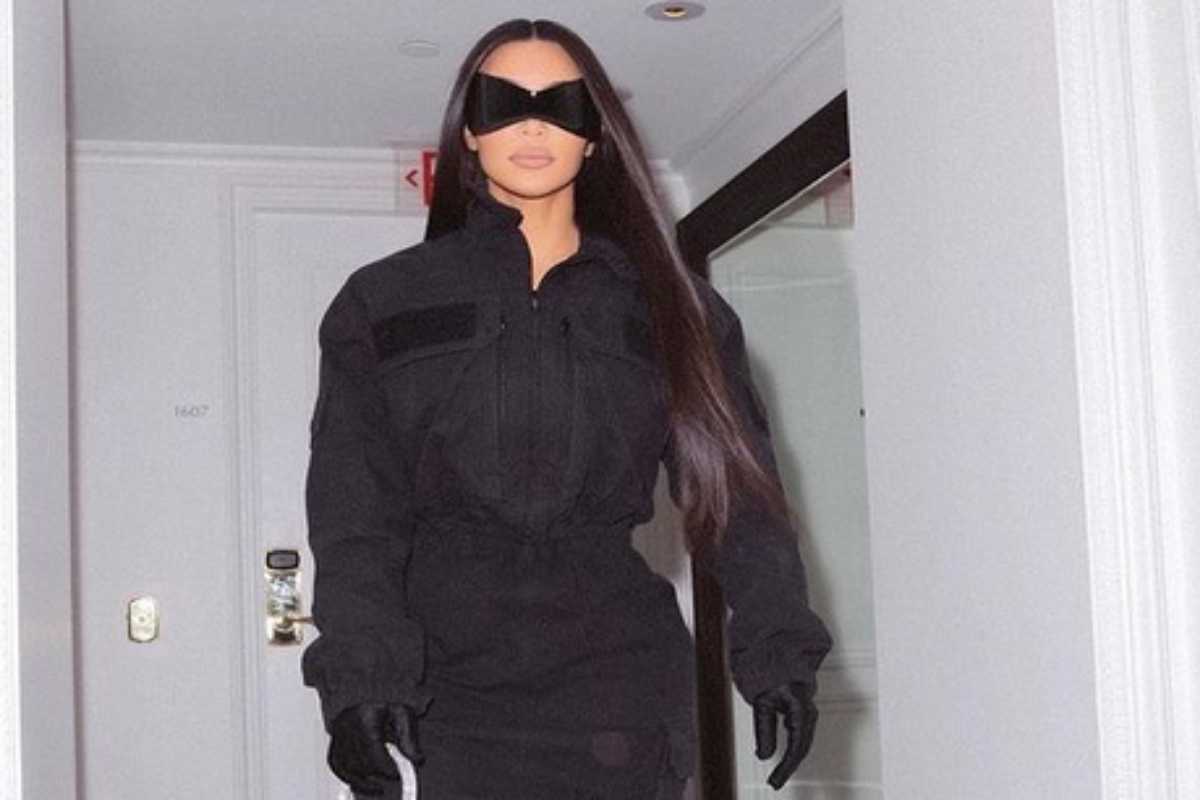 Kim Kardashian toda de preto
