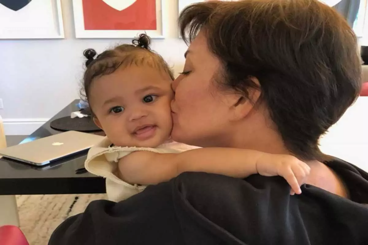 Kris Jenner beija a neta Stormi