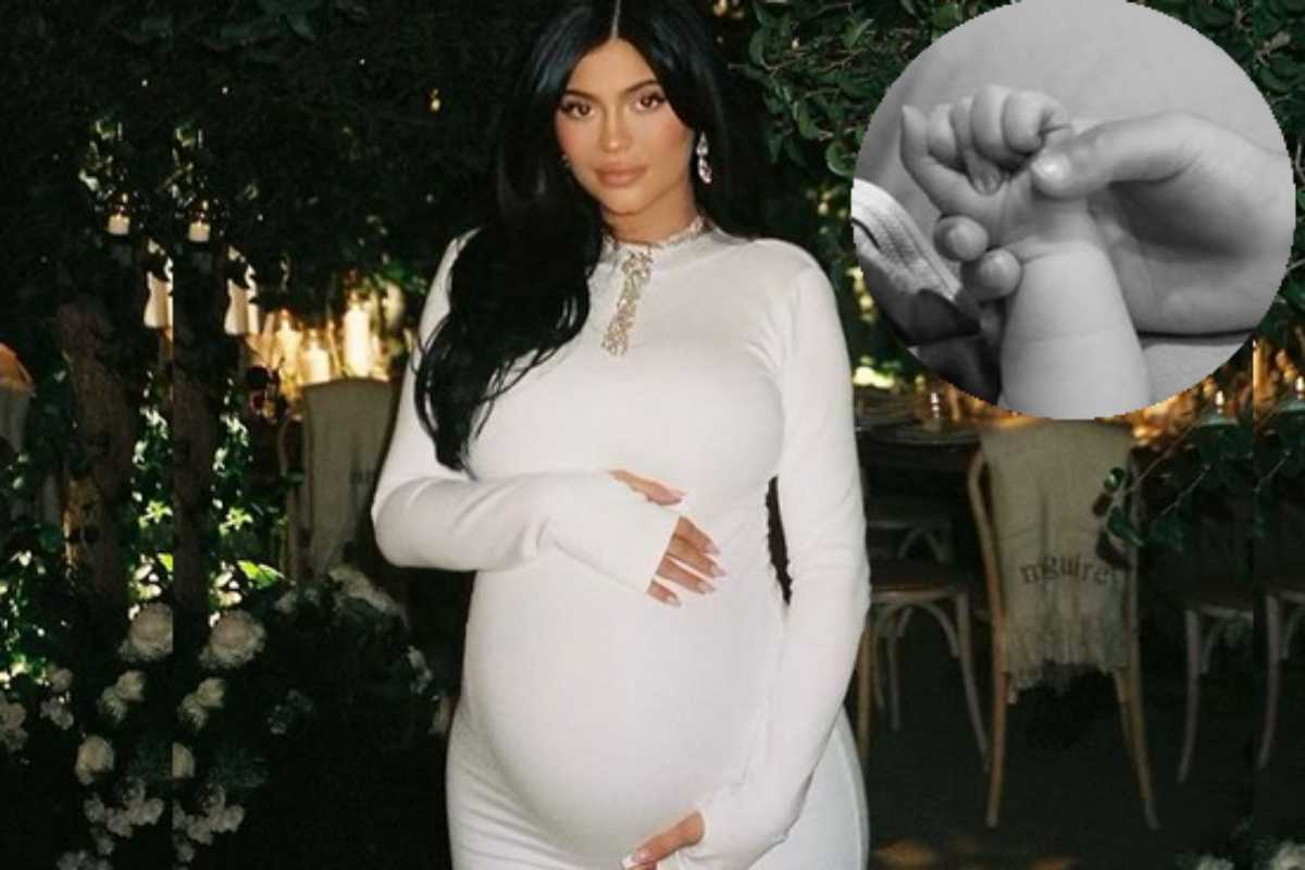 Kylie Jenner segurando a barriga de grávida