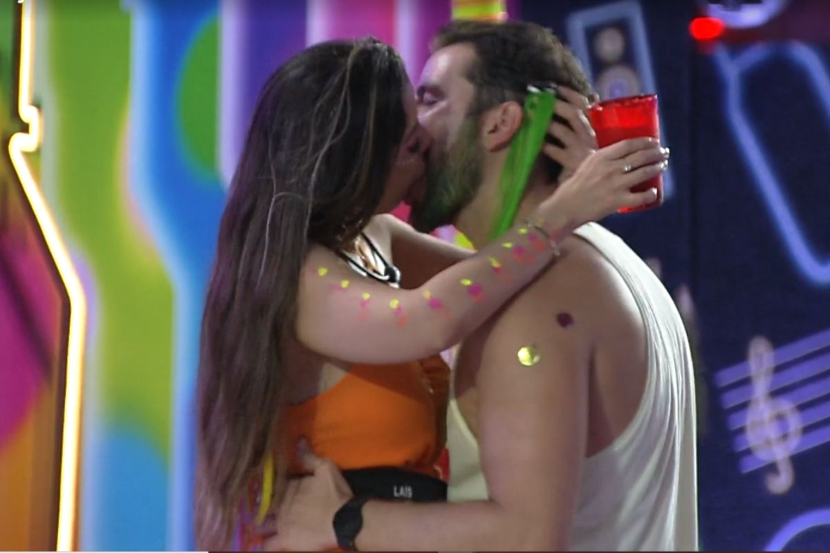 Laís e Gustavo se beijam em festa do BBB22