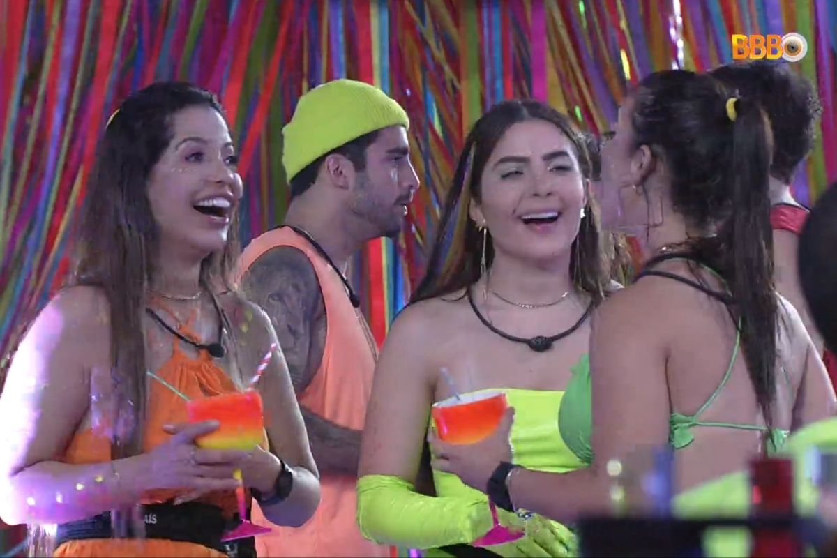 Laís, Jade Picon e Larissa rindo durante papo na festa do BBB22