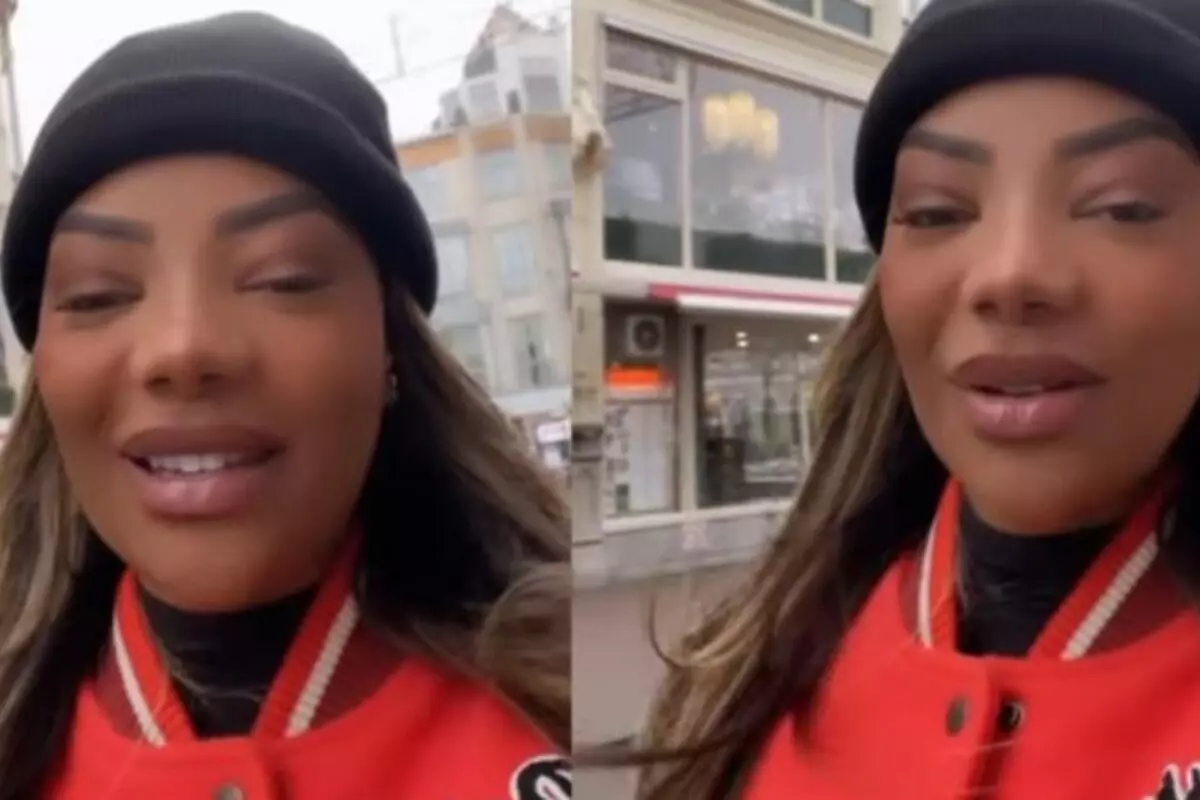 Ludmilla de gorro preto e casaco vermelho