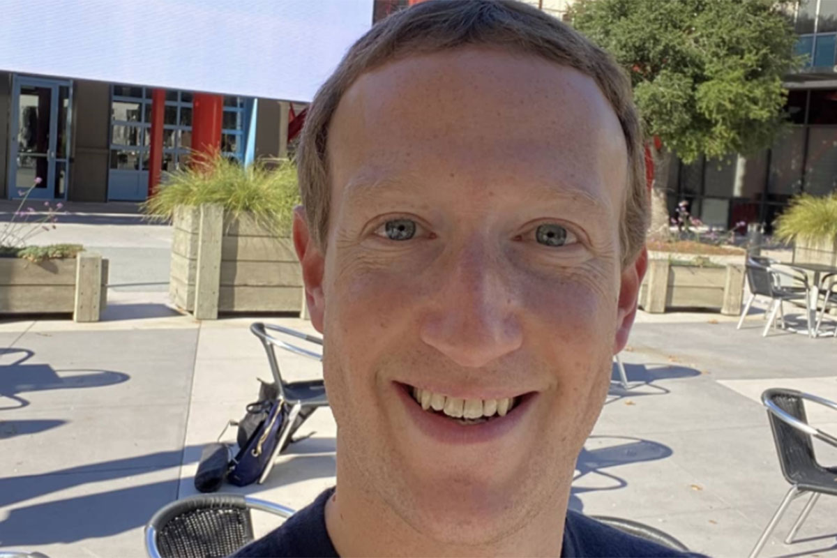 Mark Zukerberg em selfie, sorridente