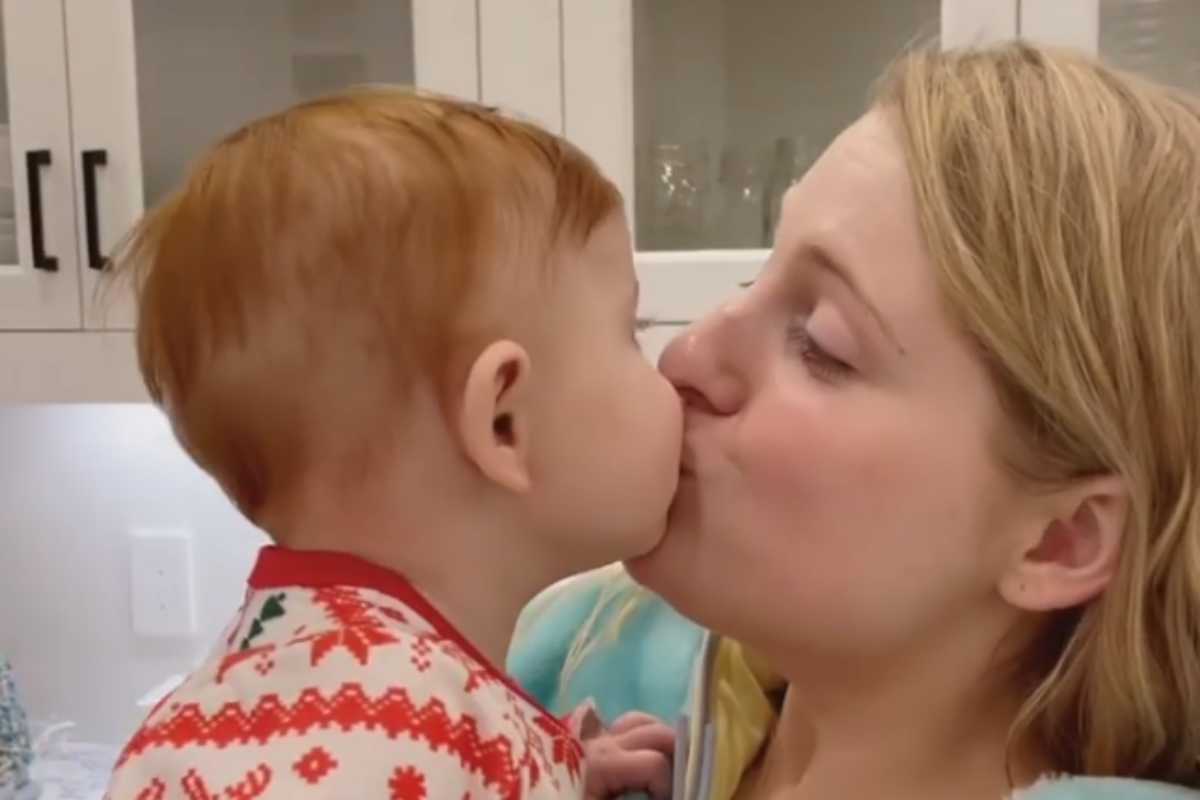 Meghan Trainor beija o filho