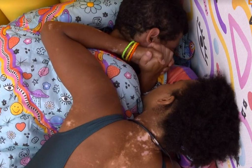 natália consolando vinicius no quarto lollipop do bbb22 após expulsão de maria