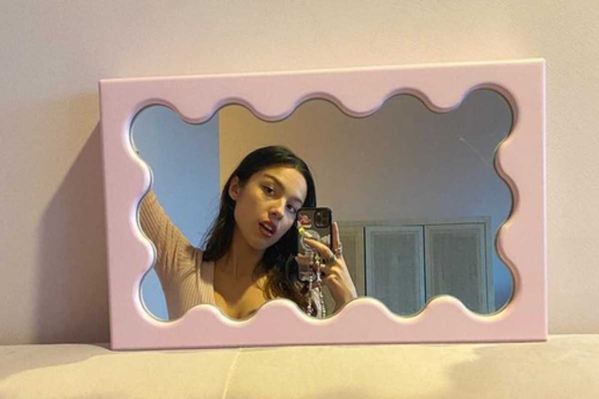 Olivia Rodrigo no espelho