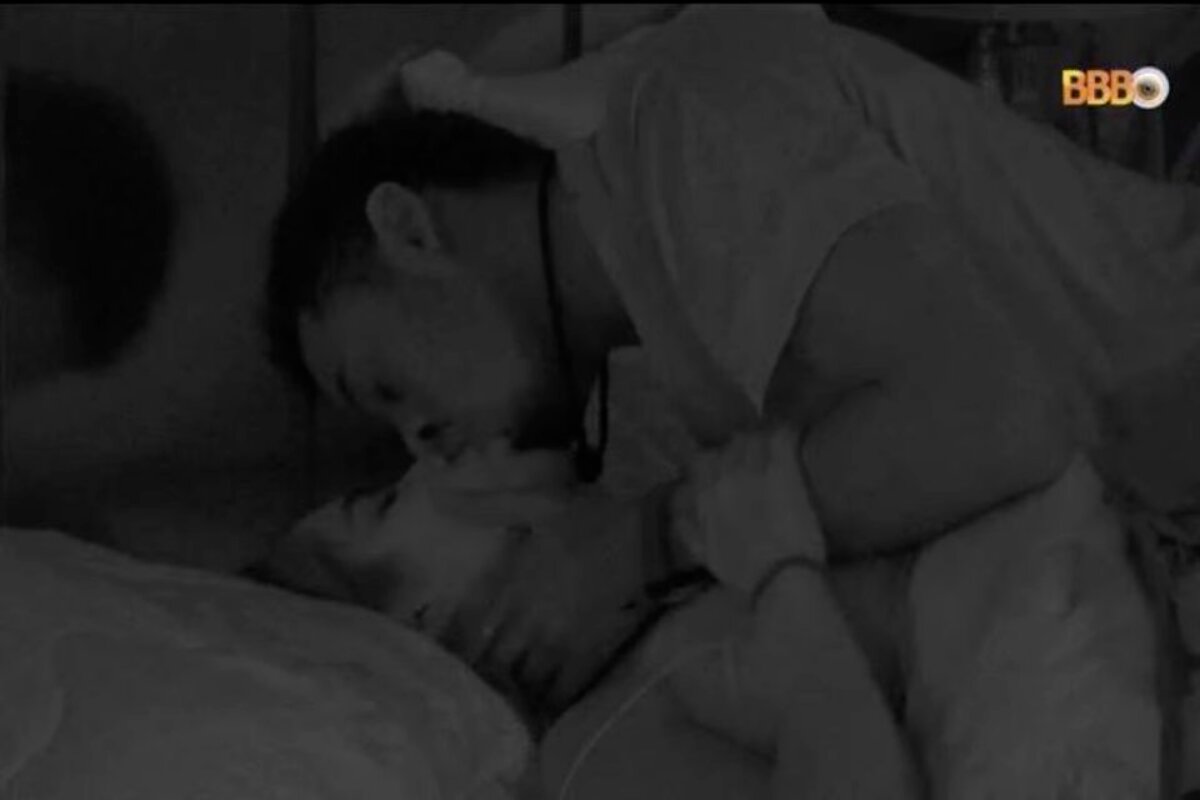 Paulo André beijando Jade, ambos deitados na cama