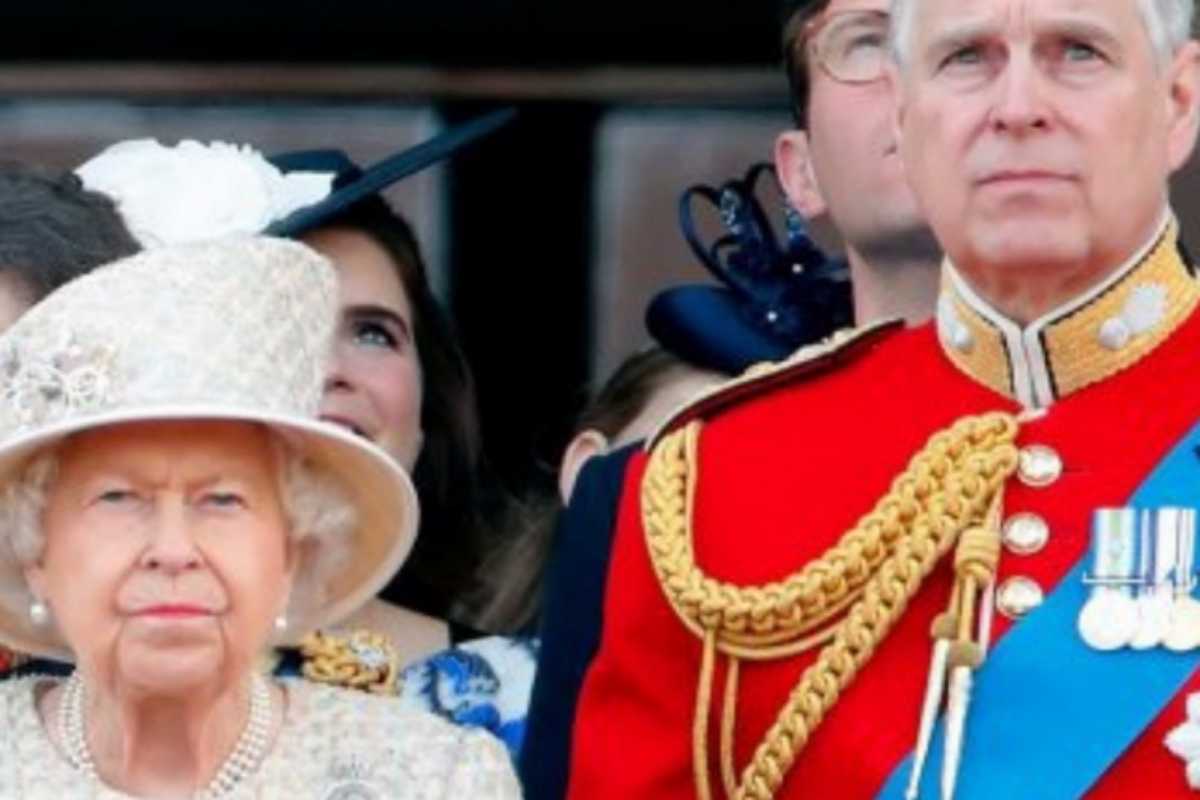 Príncipe Andrew com a Rainha Elizabeth