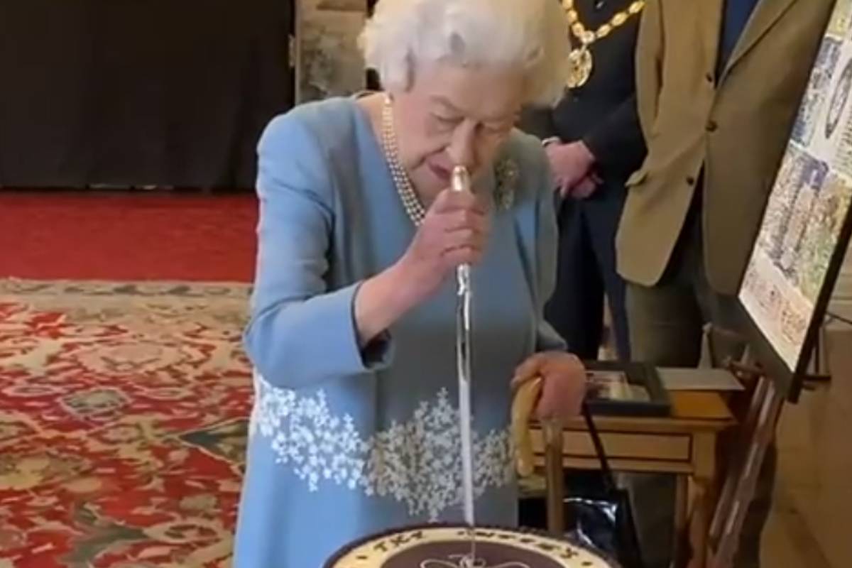 rainha elizabeth ii cortando bolo em celebração de 70 anos de reinado