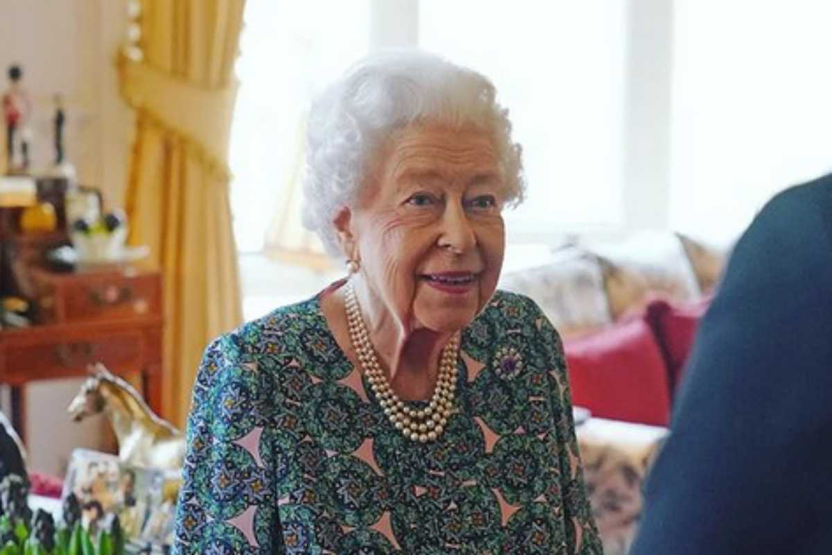 Rainha Elizabeth II com colar de pérolas