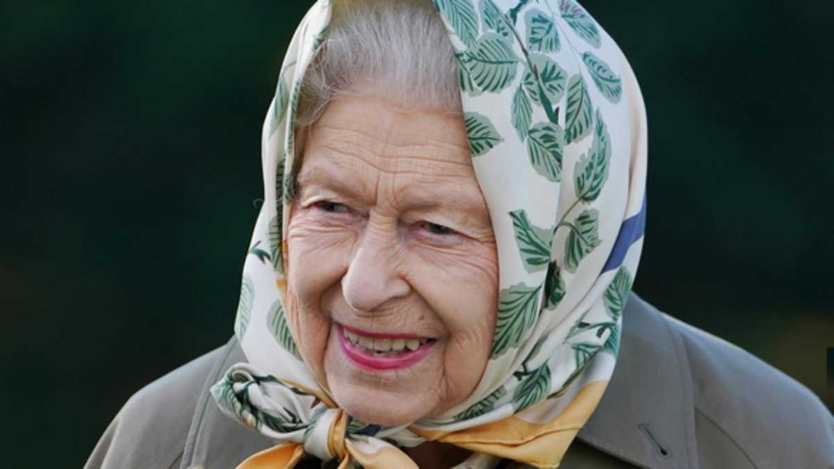 Rainha Elizabeth com lenço na cabeça