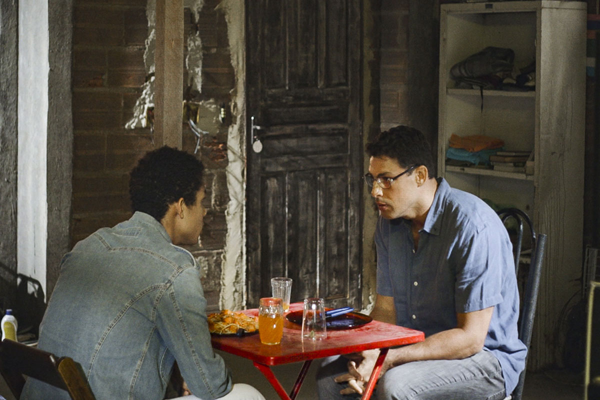 Ravi (Juan Paiva) e Christian/Renato (Cauã Reymond) em Um Lugar Ao Sol