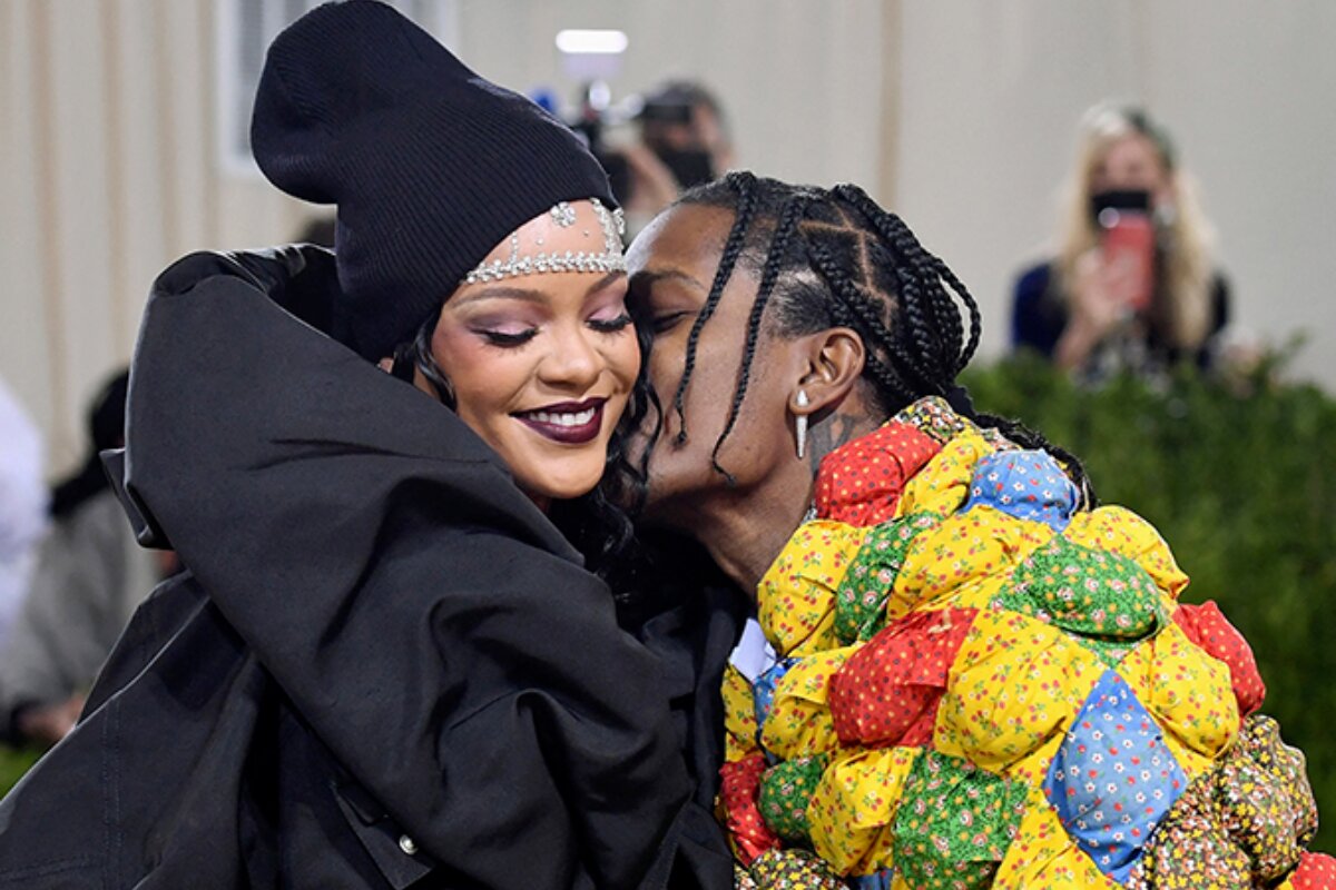 Rihanna de preto ganha um beijo no roto de A$AP Rocky, com look colorido