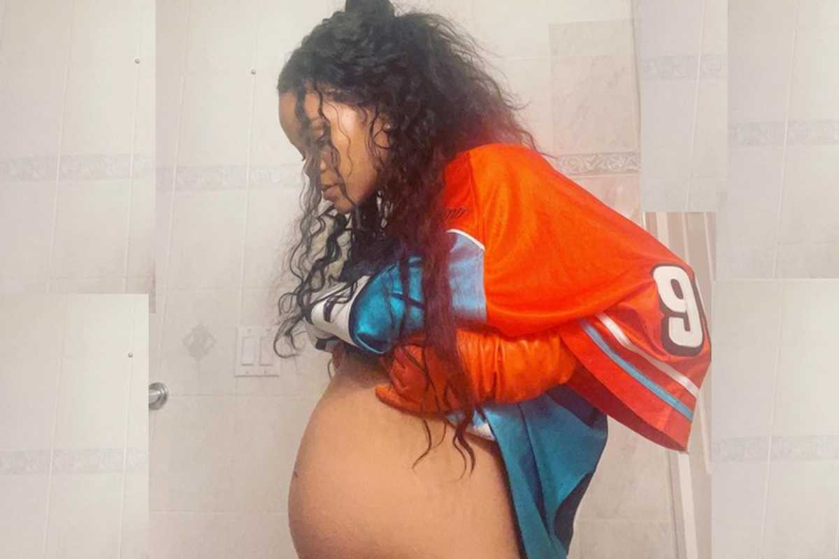 Rihanna mostrando barriga de grávida