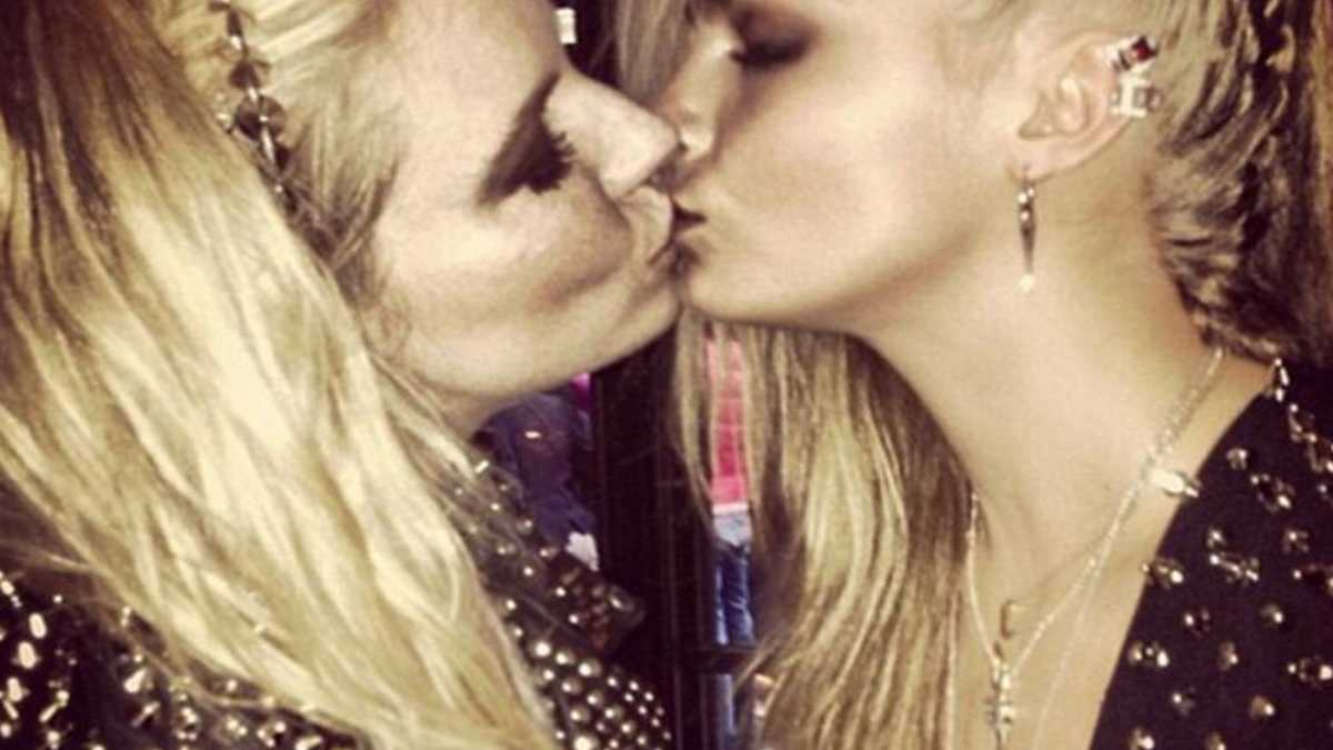 Sienna Miller e Cara Delevingne se beijando