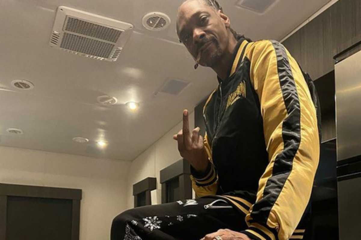 Snoop Dogg fazendo gesto