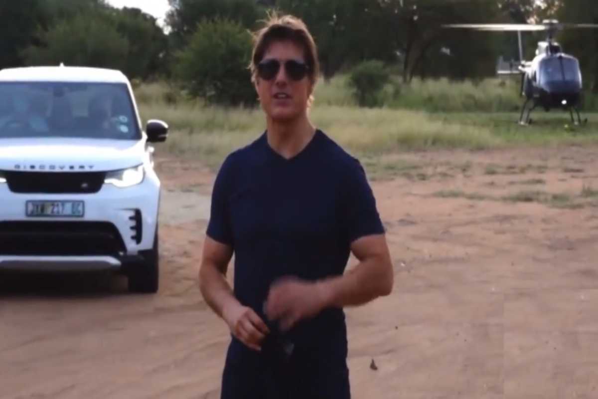 Tom Cruise chegando de helicóptero