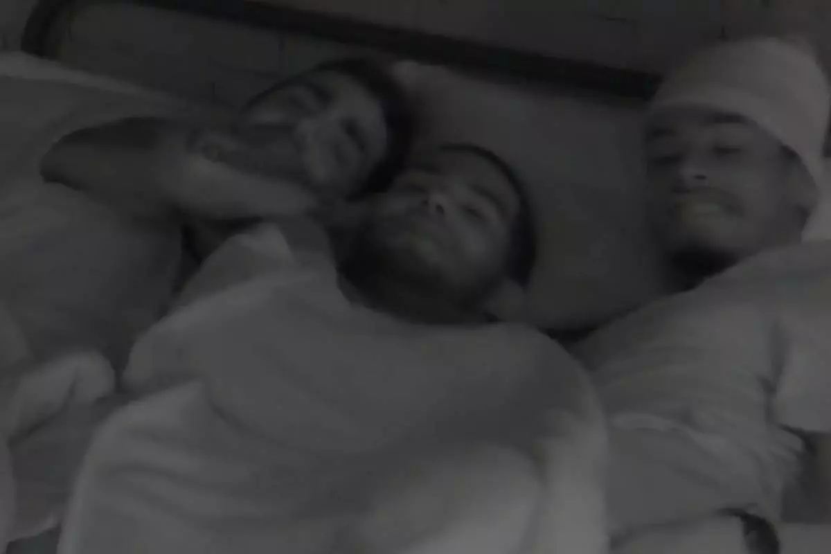 vinicius deitado entre pedro scooby e paulo andré na cama do quarto crunge do bbb22