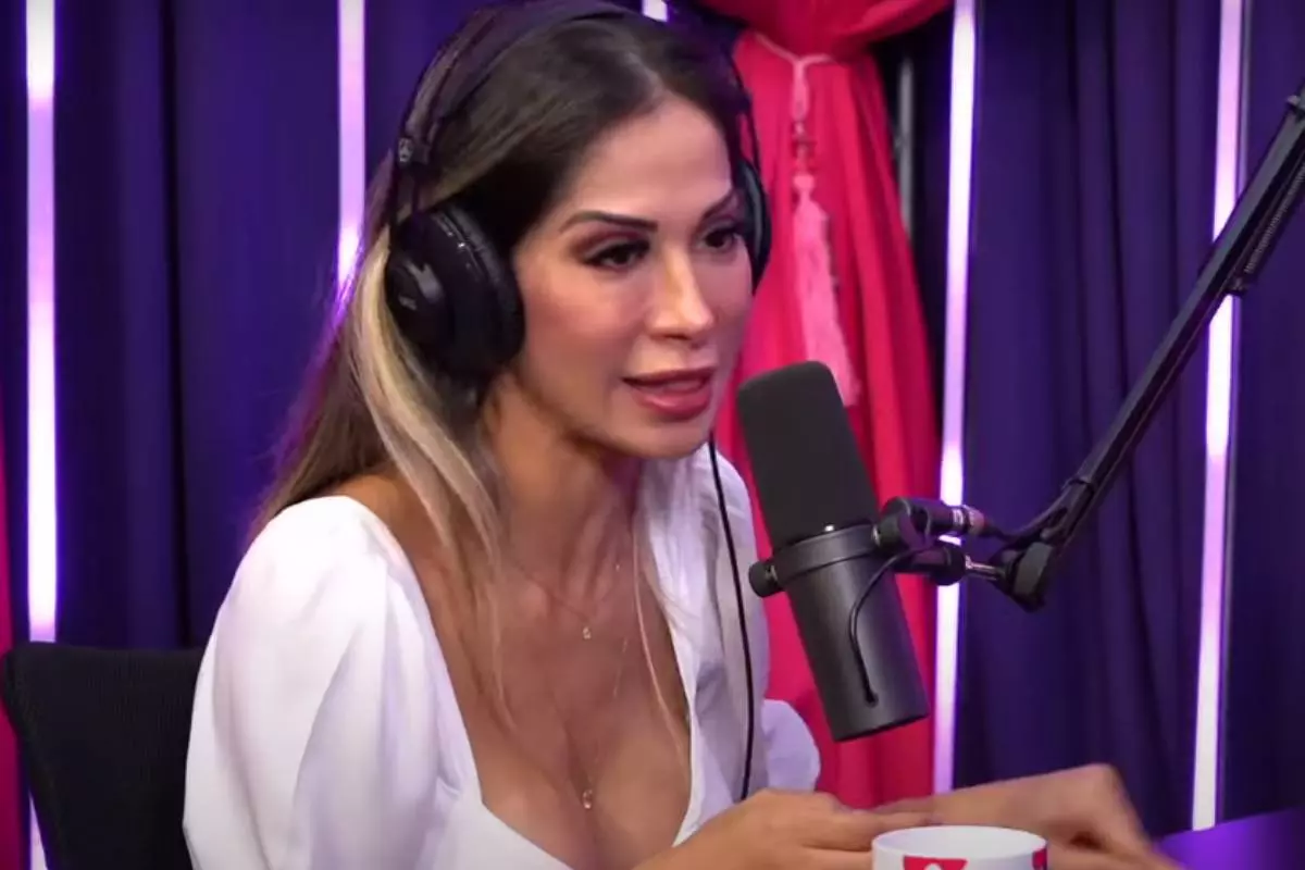 virginia fonseca dando entrevista ao podcast podcats