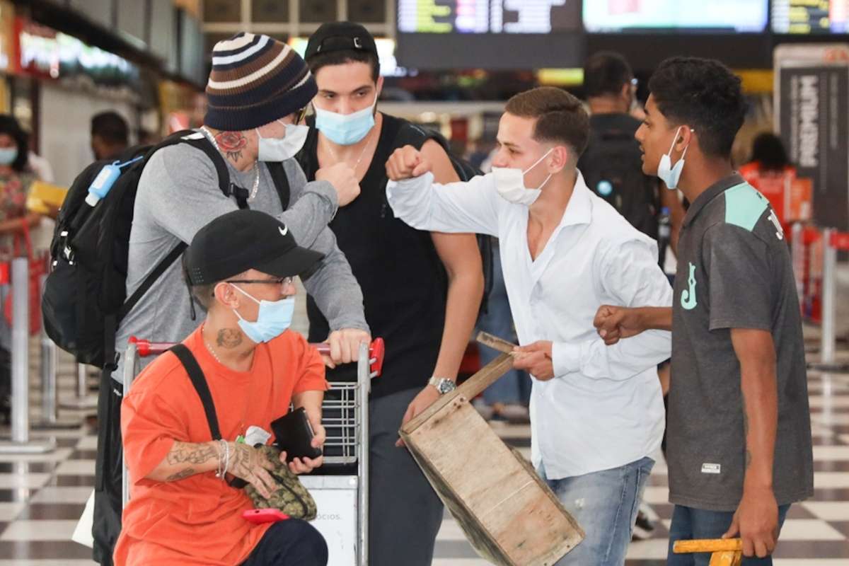Whindersson Nunes dá dinheiro a fãs em aeroporto de SP