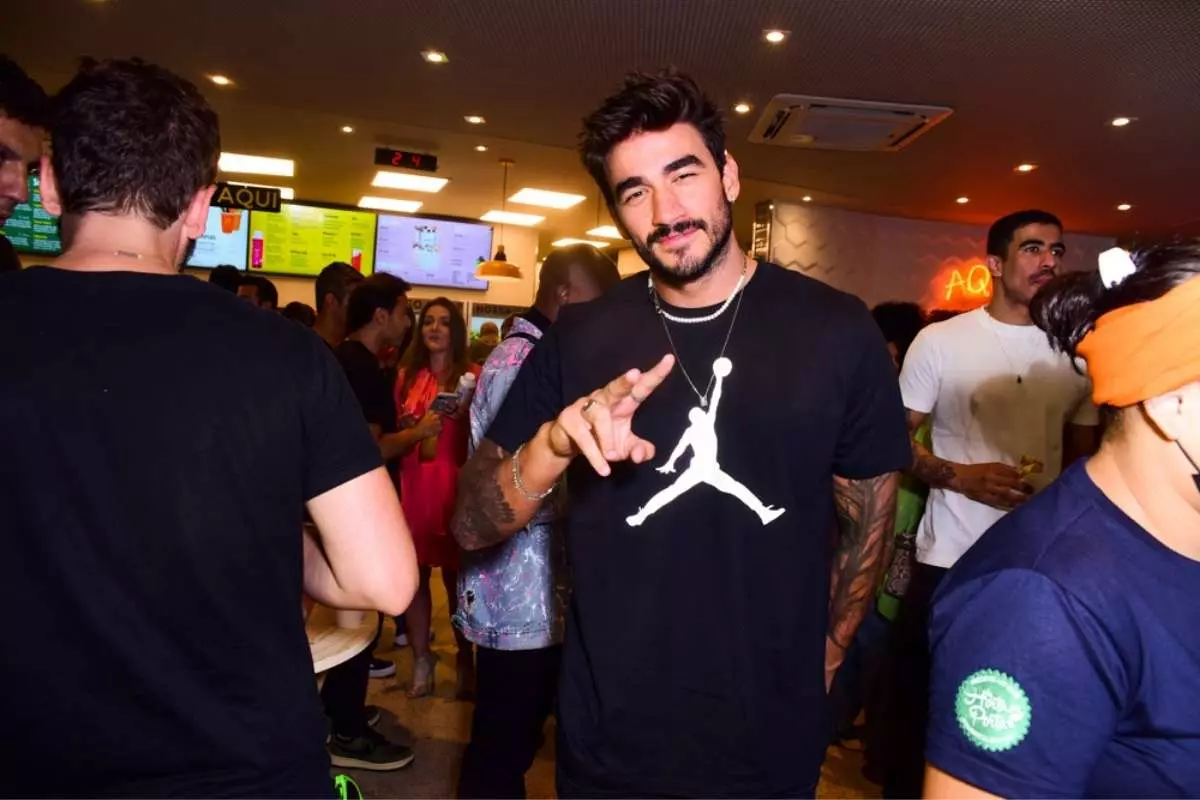 Gui Napolitano e uma série de outros famosos marcaram presença na inauguração de um Fast Food Saudável em SP