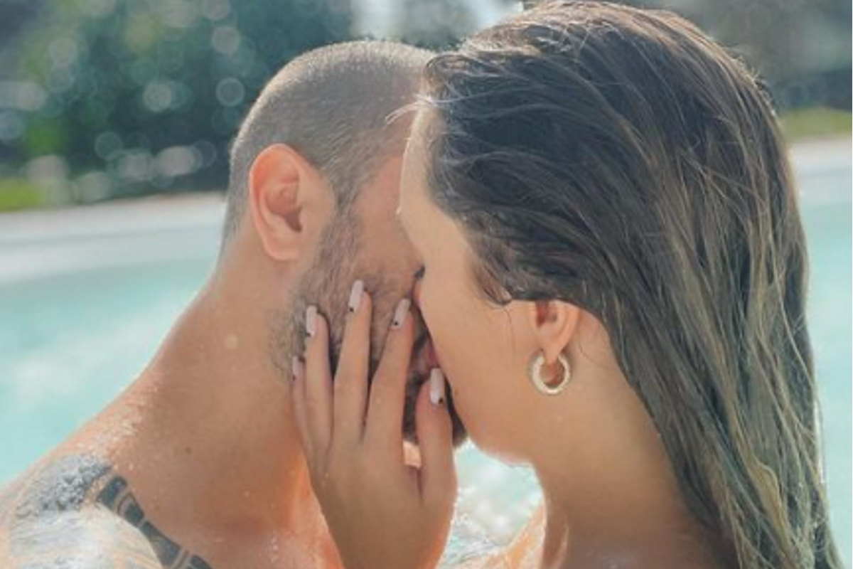 Carla Diaz beija namorado na piscina