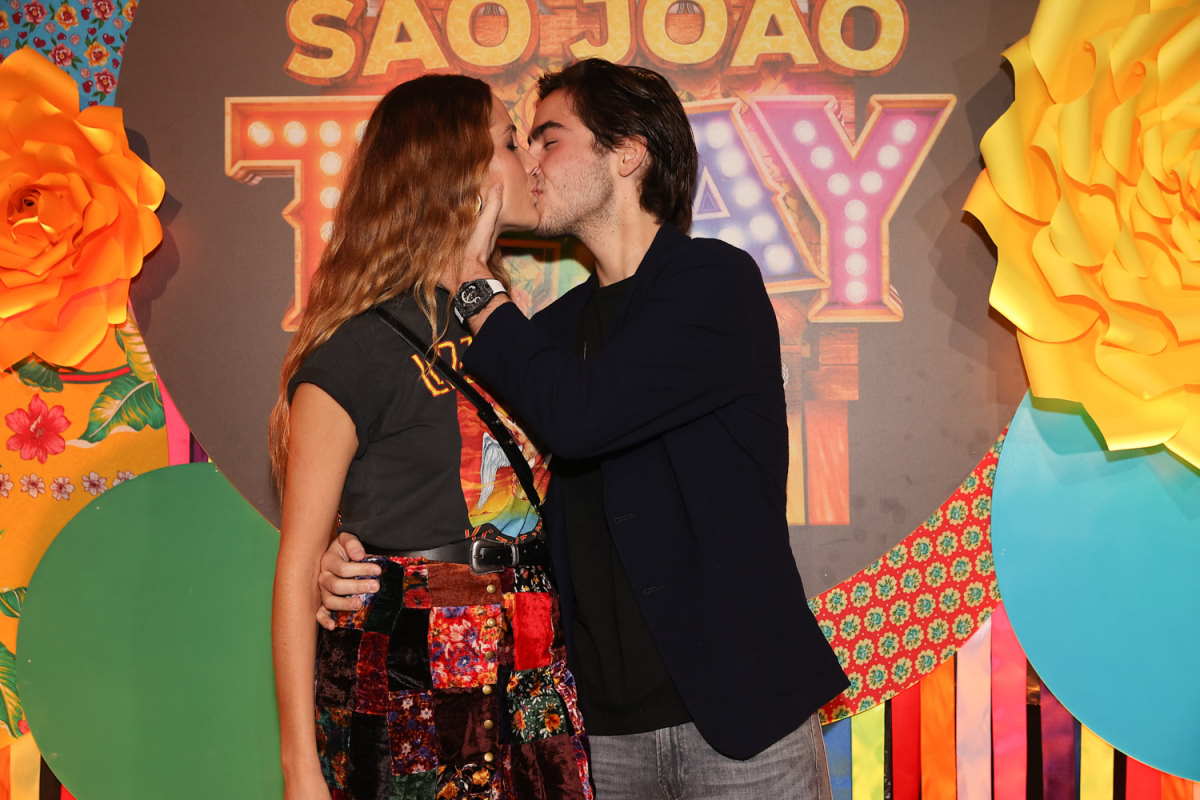 João Guilherme Silva beija namorada