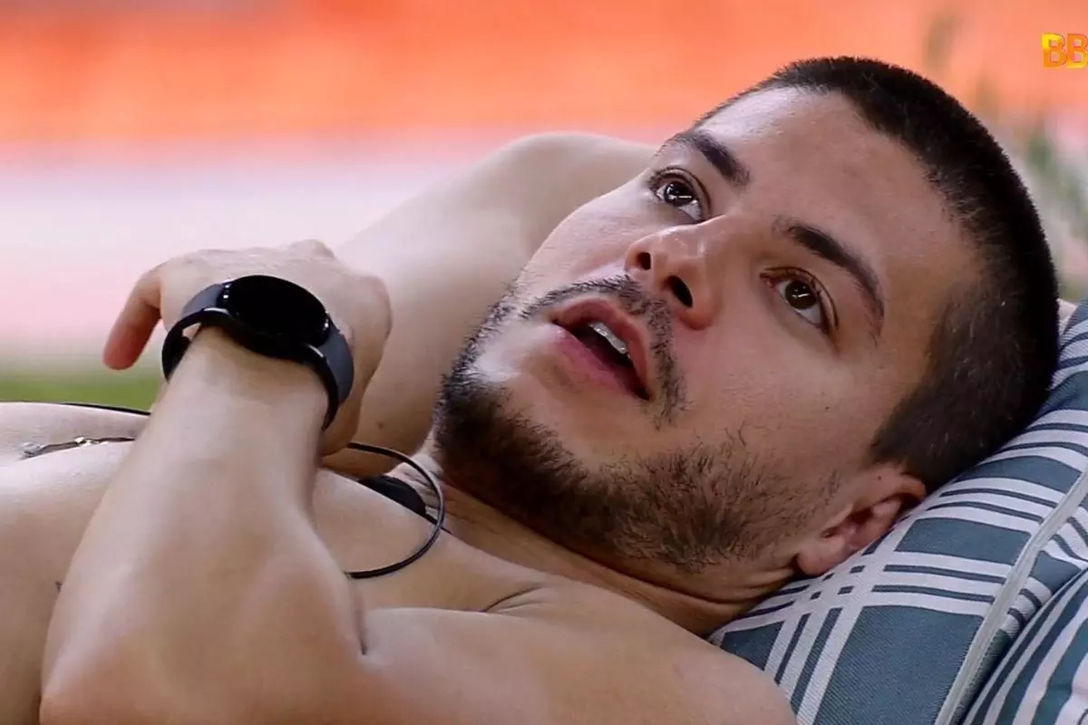Arthur Aguiar durante exibição do BBB22