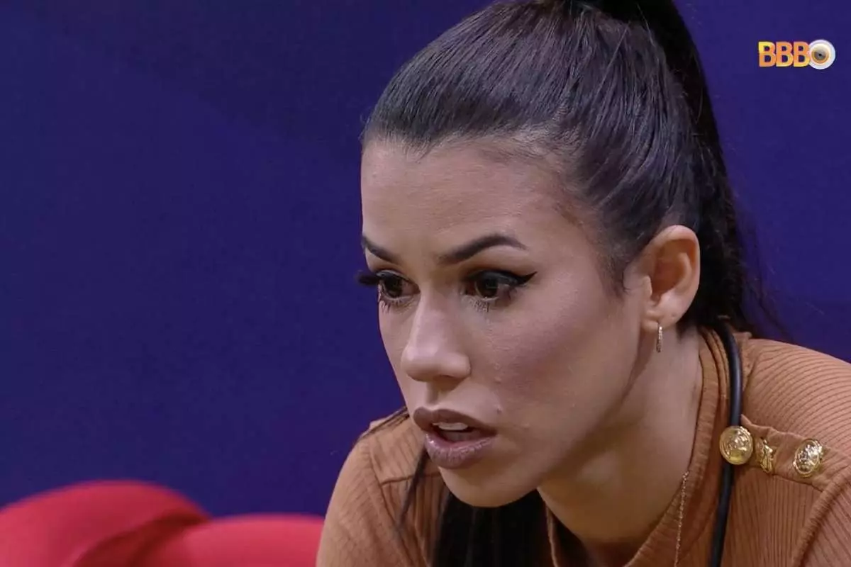 Logo após o Jogo da Discórdia, Larissa pediu para conversar com Arthur, quem a chamou de figurante dentro do reality