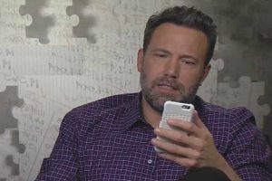Ben Affleck olhando o celular