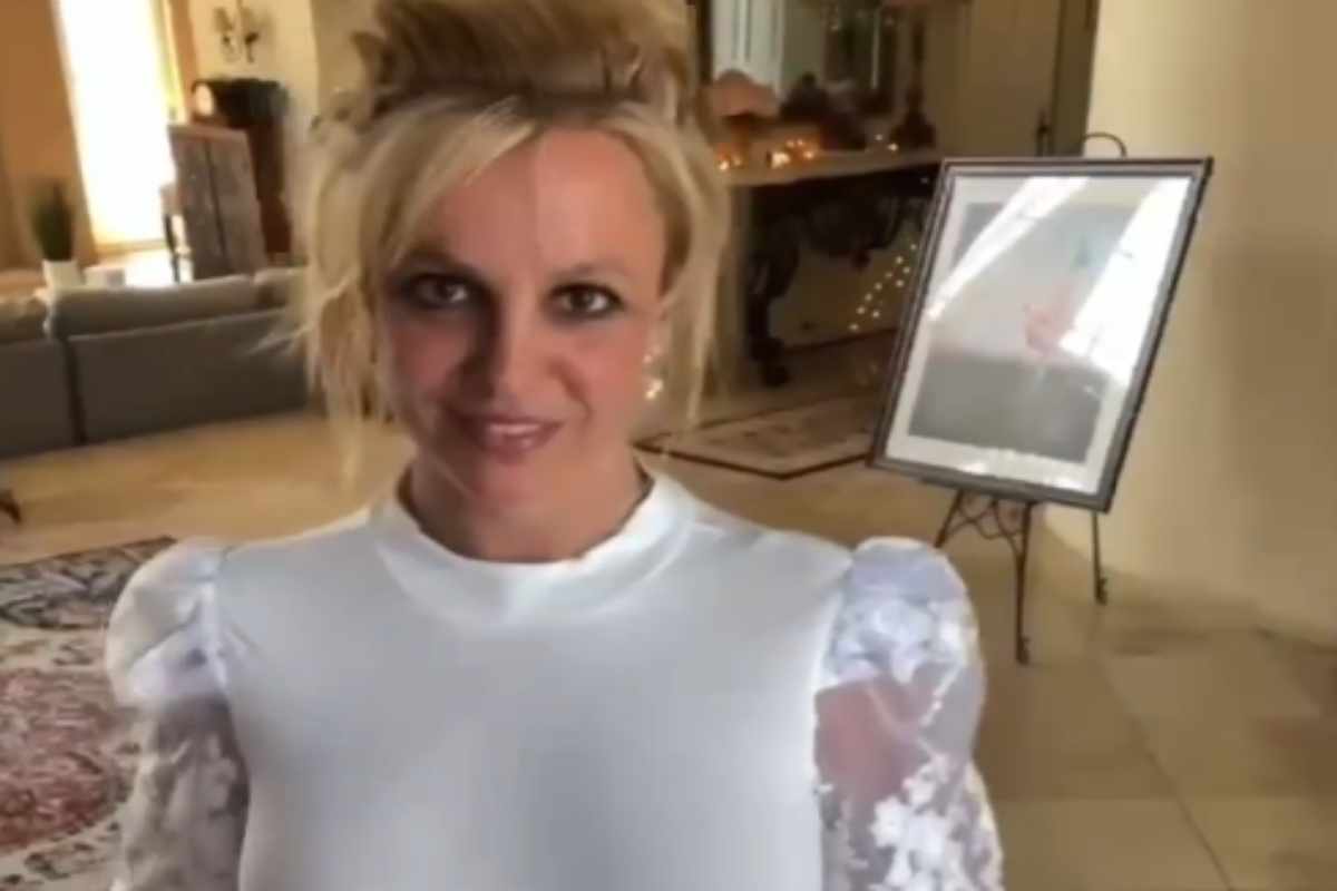 Britney Spears na sala de sua casa