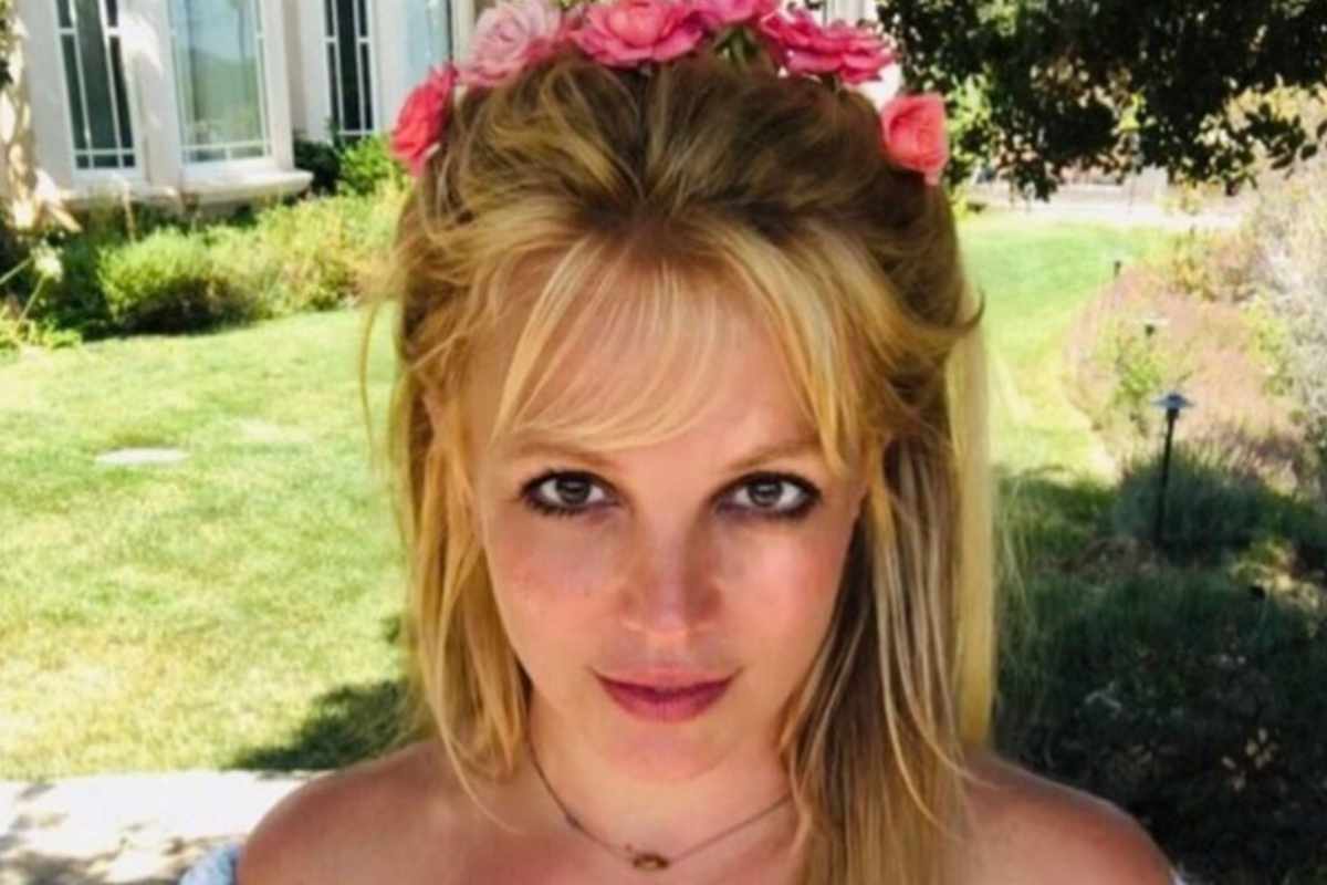 Britney Spears com tiara de flores