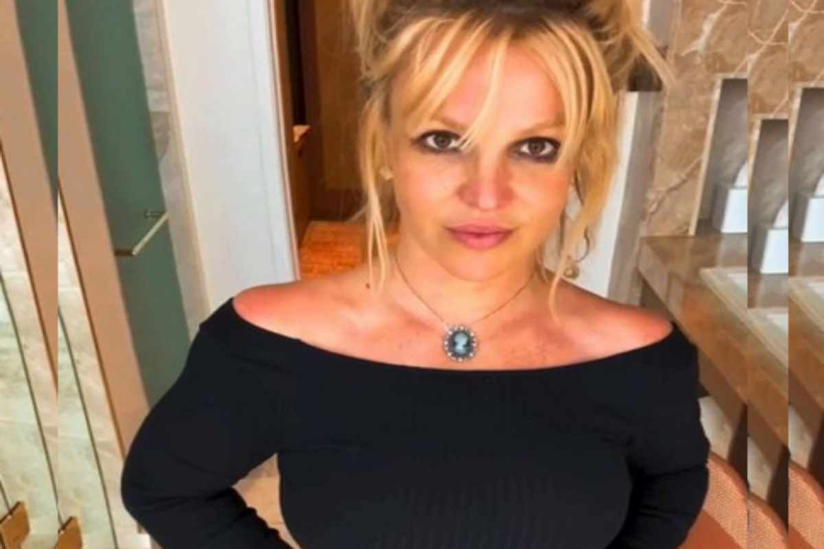 Britney Spears de vestido preto