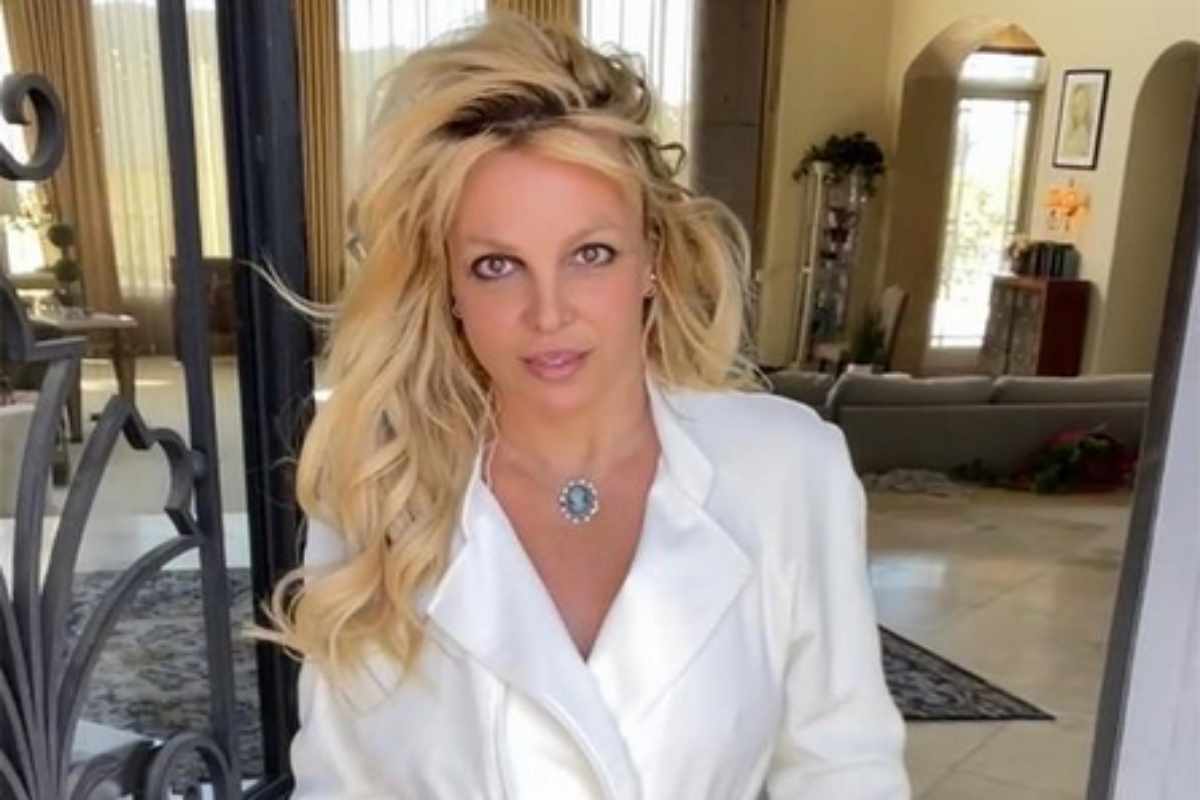 Britney Spears de sobretudo branco