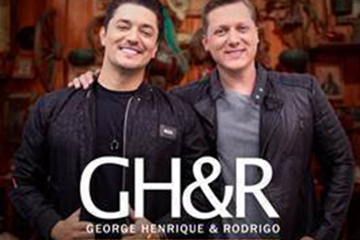 George Henrique e Rodrigo posando juntos em cartaz de anúncio de show no villa country