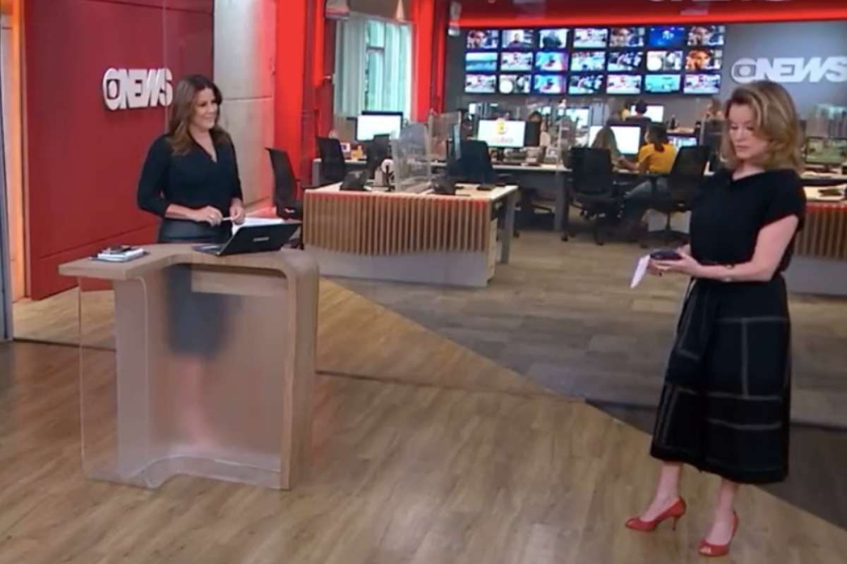 Ao vivo na GloboNews, Natuza Nery ativa SIRI no celular