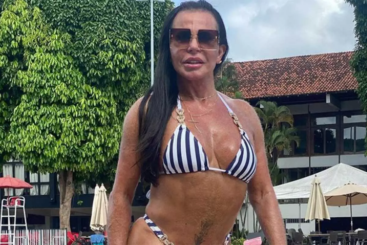 Quebra tudo! Gretchen posa com biquíni mínimo e enlouquece a web