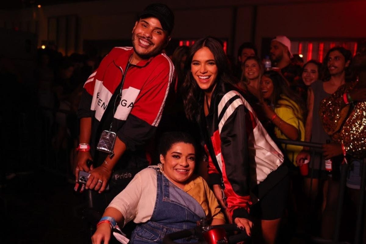 Hugo Gloss, Bruna Marquezine e Pequena Lo posando para foto em after party do Lollapalooza