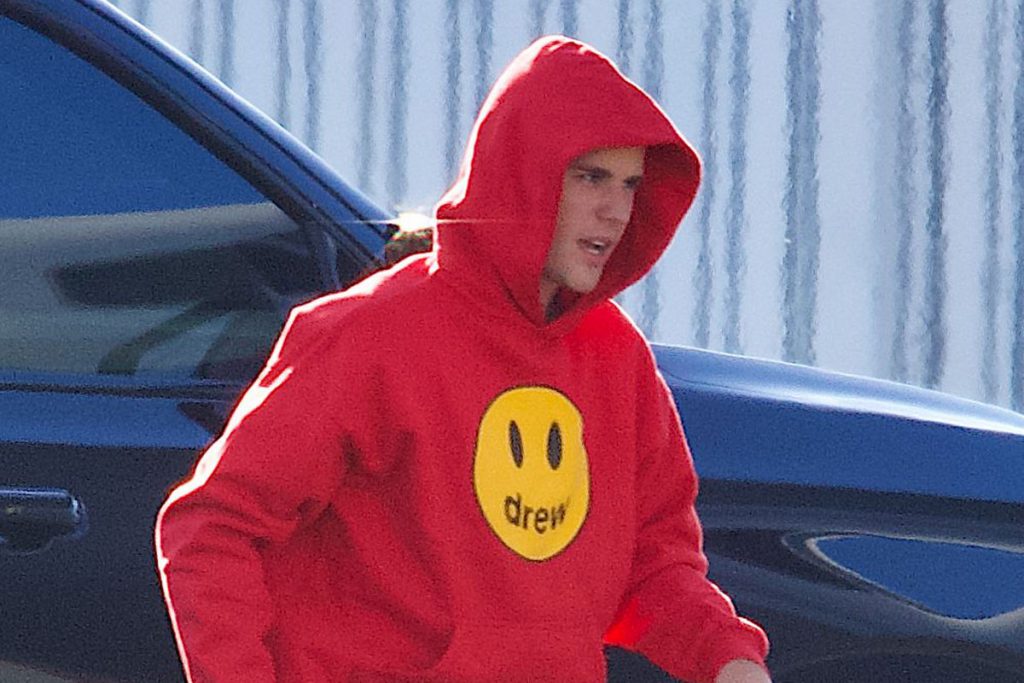 Justin Bieber é fotografado pela primeira vez desde a internação da esposa