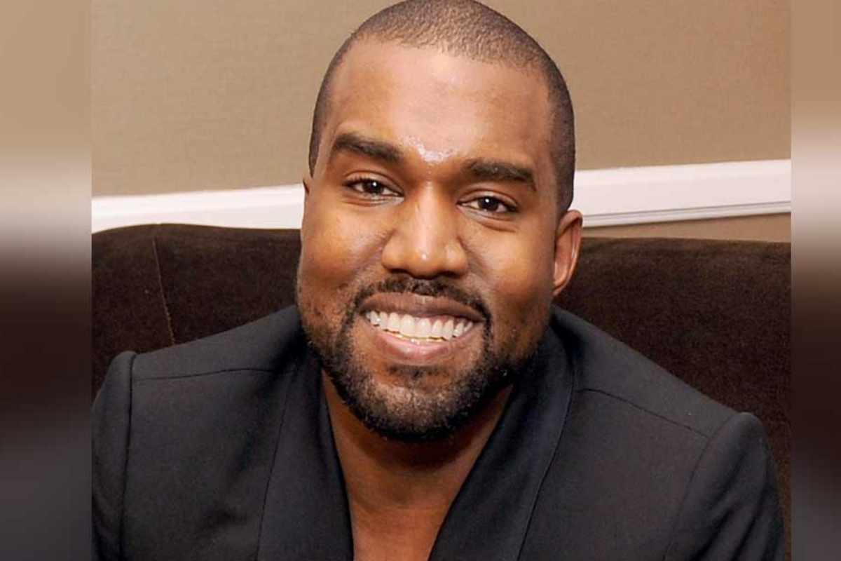 Kanye West sorrindo