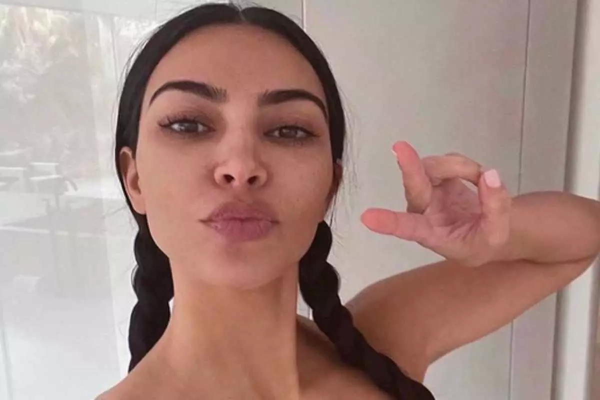 Kim Kardashian de tranças