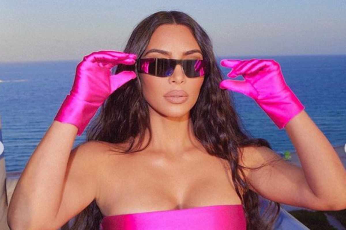 Kim Kardashian de luvas e óculos