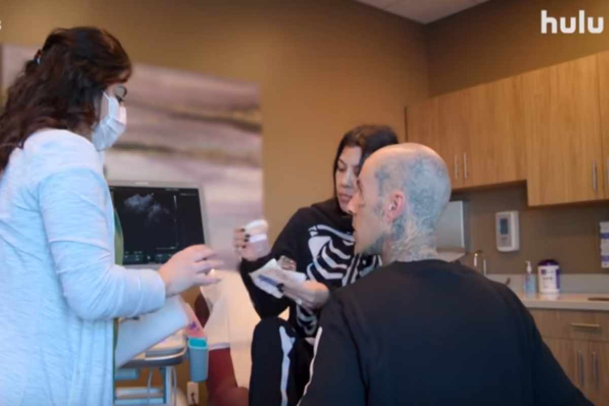 Kourtney Kardashian e Travis Barker no médico