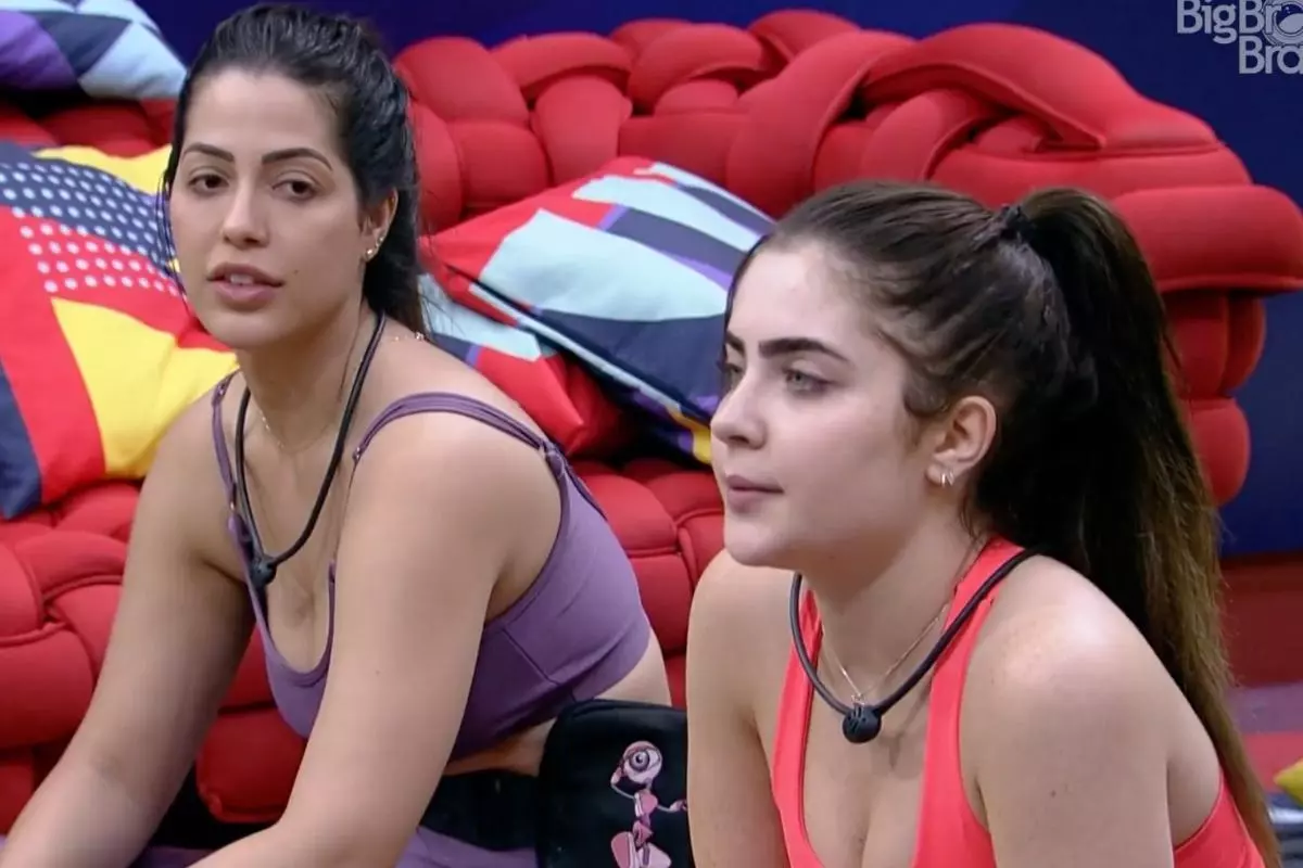Laís e Jade Picon durante exibição do BBB22
