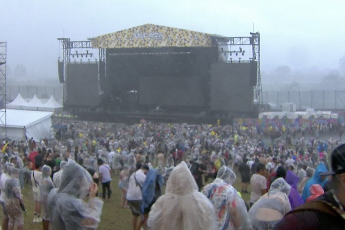 Lollapalooza enfrenta chuva em primeiro dia