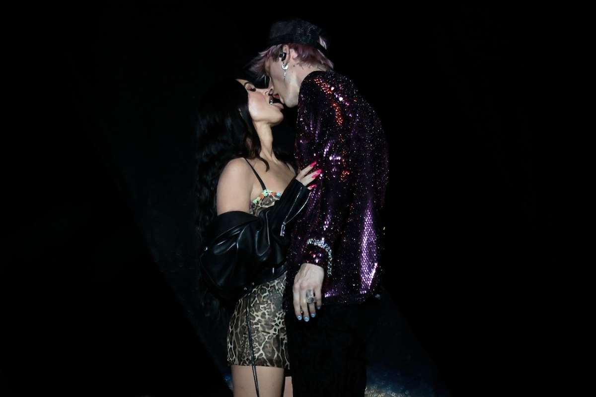 Megan Fox e Machine Gun Kelly dão beijaço em show pré-Lolla